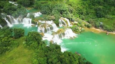 Güzel Ban Gioc şelaleleri Çin, Asya, Kuzey Vietnam sınırında, Cao Bang 'de, yazın, güneşli bir günde Lang Son' a doğru.