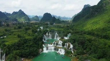 Güzel Ban Gioc şelaleleri Çin, Asya, Kuzey Vietnam sınırında, Cao Bang 'de, yazın, güneşli bir günde Lang Son' a doğru.