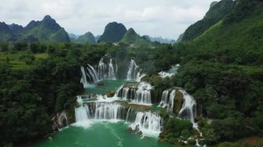 Güzel Ban Gioc şelaleleri Çin, Asya, Kuzey Vietnam sınırında, Cao Bang 'de, yazın, güneşli bir günde Lang Son' a doğru.