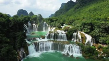 Güzel Ban Gioc şelaleleri Çin, Asya, Kuzey Vietnam sınırında, Cao Bang 'de, yazın, güneşli bir günde Lang Son' a doğru.
