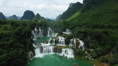 Güzel Ban Gioc şelaleleri Çin, Asya, Kuzey Vietnam sınırında, Cao Bang 'de, yazın, güneşli bir günde Lang Son' a doğru.