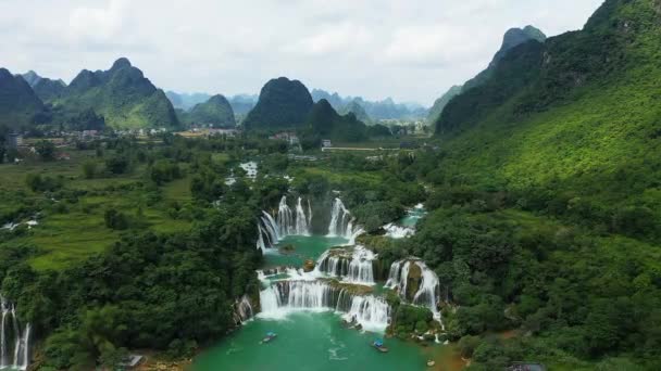 在阳光灿烂的夏天 美丽的潘乔克瀑布落在与中国 越南北部交界处的曹爆炸中 向郎松飞去 — 图库视频影像