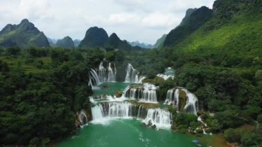 Güzel Ban Gioc şelaleleri Çin, Asya, Kuzey Vietnam sınırında, Cao Bang 'de, yazın, güneşli bir günde Lang Son' a doğru.