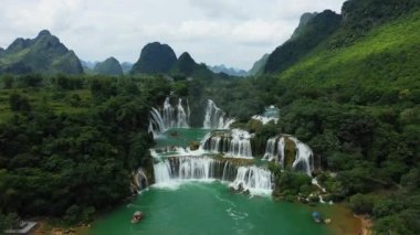 Güzel Ban Gioc şelaleleri Çin, Asya, Kuzey Vietnam sınırında, Cao Bang 'de, yazın, güneşli bir günde Lang Son' a doğru.