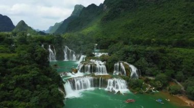 Güzel Ban Gioc şelaleleri Çin, Asya, Kuzey Vietnam sınırında, Cao Bang 'de, yazın, güneşli bir günde Lang Son' a doğru.