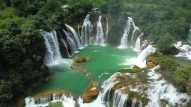 Güzel Ban Gioc şelaleleri Çin, Asya, Kuzey Vietnam sınırında, Cao Bang 'de, yazın, güneşli bir günde Lang Son' a doğru.