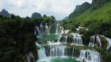 Güzel Ban Gioc şelaleleri Çin, Asya, Kuzey Vietnam sınırında, Cao Bang 'de, yazın, güneşli bir günde Lang Son' a doğru.