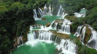 Güzel Ban Gioc şelaleleri Çin, Asya, Kuzey Vietnam sınırında, Cao Bang 'de, yazın, güneşli bir günde Lang Son' a doğru.