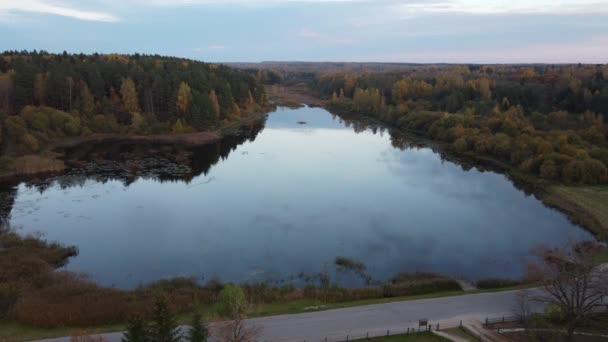 Vídeo de drones sobre el lago. Imágenes de 4k — Vídeo de stock
