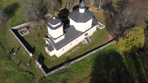 Een drone schot boven de kerk. 4k-beelden — Stockvideo