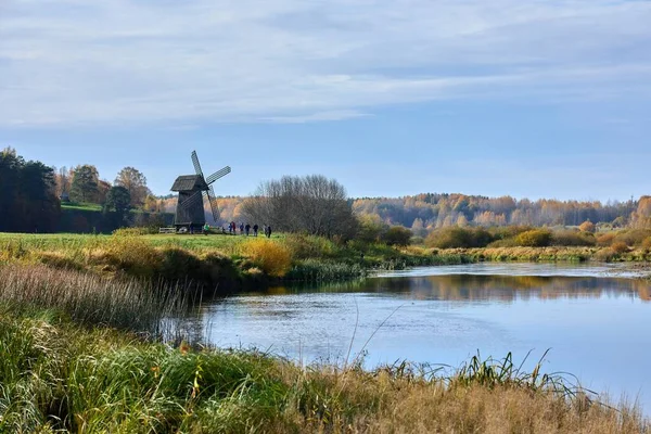 Geweldige windmolen in het veld — Stockfoto