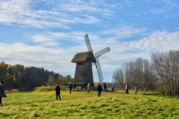 Molino de viento impresionante de pie en el campo —  Fotos de Stock