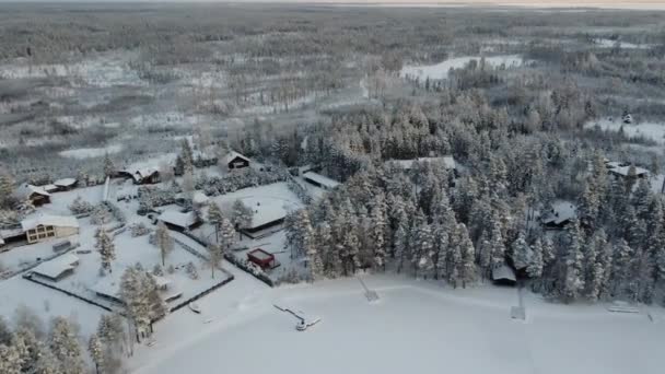 Krásné zmrazené záběry z jezera od dronu — Stock video