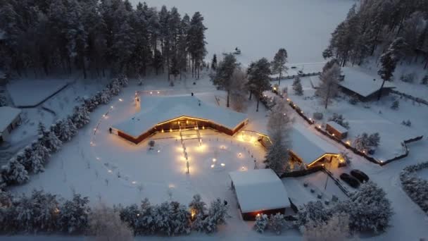 Ampliación de imágenes de invierno de iluminación de la casa — Vídeos de Stock