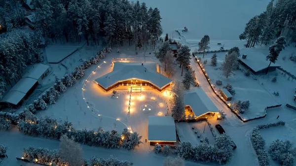 Casa di villaggio illuminazione in inverno da drone — Foto Stock
