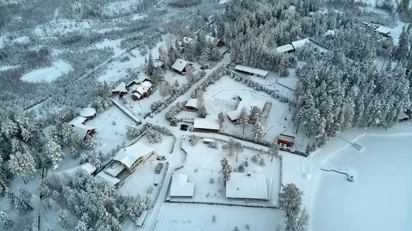 Velmi krásná zamrzlá vesnice v zimě. Žádní lidé — Stock fotografie