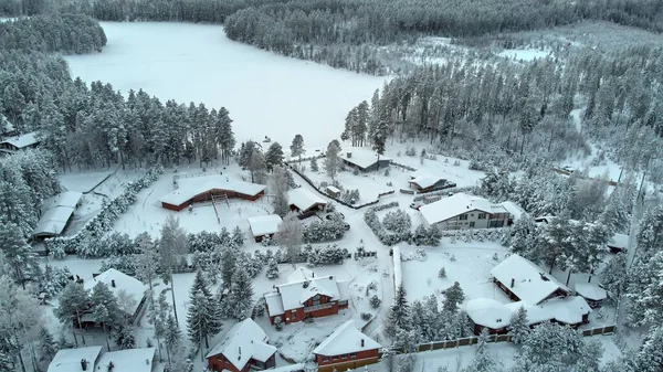 Molto bello lago ghiacciato e villaggio in inverno — Foto Stock