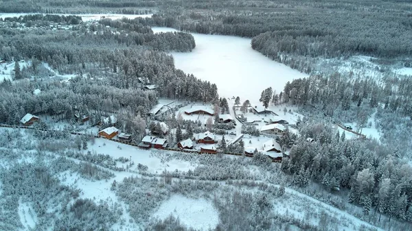 Velmi krásná zamrzlé vesnice a jezero v zimě. Žádní lidé — Stock fotografie