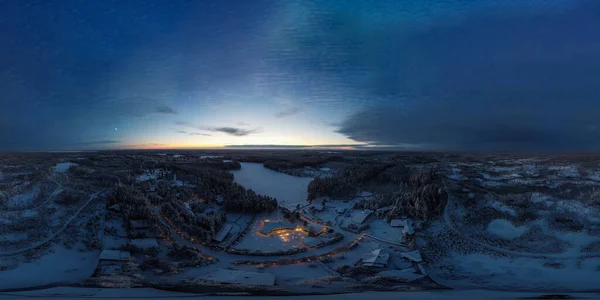 Panorama 360 zimního lesa a zamrzlého jezera ve večerních hodinách — Stock fotografie