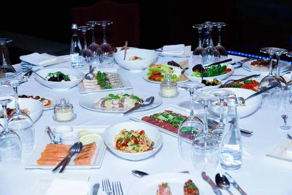 อาหารหลายอย่างบนโต๊ะในร้านอาหาร — ภาพถ่ายสต็อก