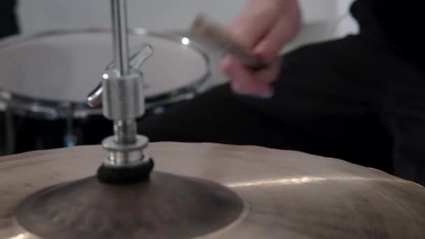 Барабанщик грає вступ на хай-хаті, 4k 50fps — стокове відео