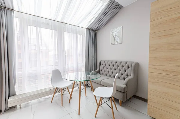 Світлий інтер'єр вітальні зі стільцями і диваном — стокове фото