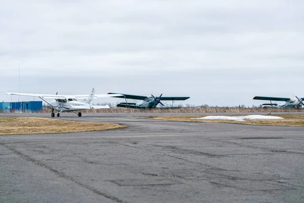 Mały samolot stoi na pasie startowym. — Zdjęcie stockowe