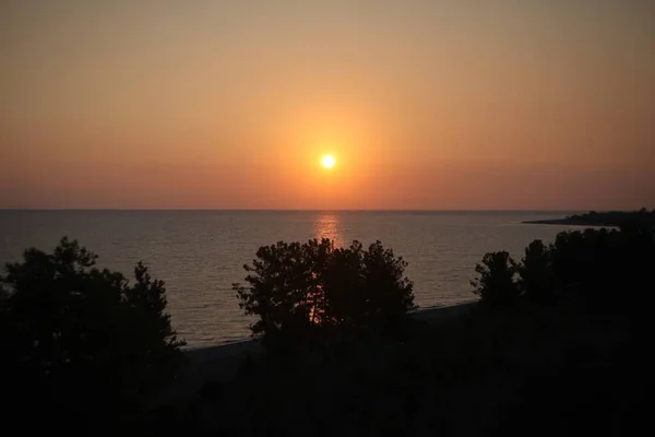 Sehr schöner Sommersonnenuntergang am Meer — Stockfoto