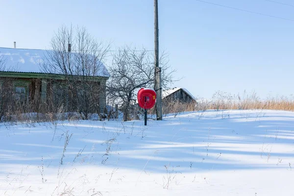 Červená telefonní budka v zimě v terénu — Stock fotografie