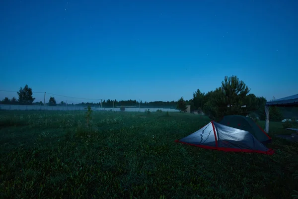 Gloeiende tent in het veld 's nachts — Stockfoto