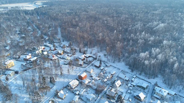 Strzelanie do zimowego lasu quadcopterem — Zdjęcie stockowe