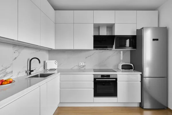 Bílá kuchyň s malým množstvím výzdoby Stock Obrázky