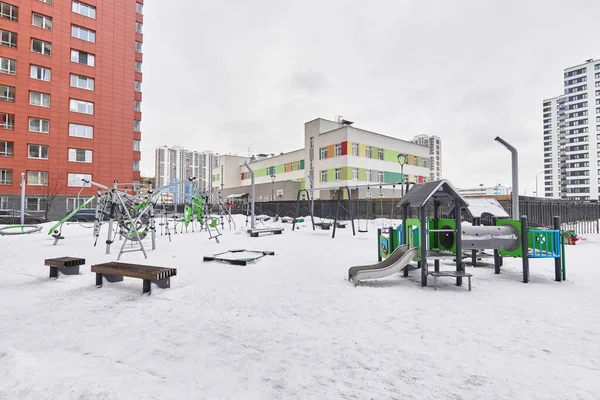 Детская площадка зимой без людей в кадре — стоковое фото