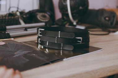 Siyah deri ve gümüş işlemeli şık deri kemer.