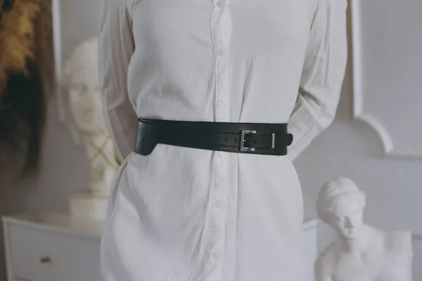 Chica Joven Una Camisa Oficina Blanca Probándose Cinturón Cuero —  Fotos de Stock