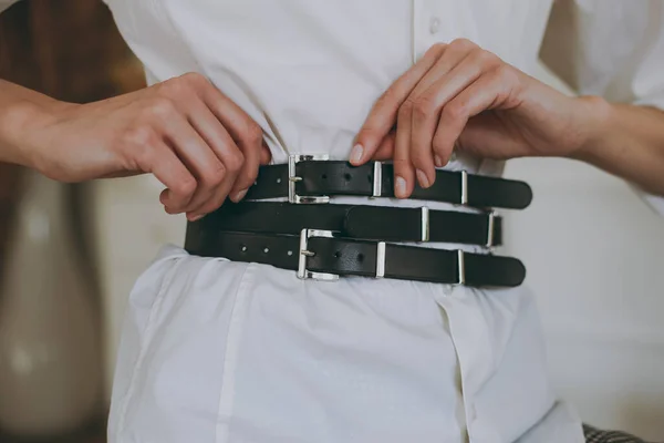 Jeune Fille Dans Une Chemise Bureau Blanche Essayant Une Ceinture — Photo