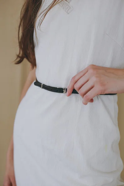 Une Fille Mince Dans Une Robe Blanche Essaie Une Ceinture — Photo