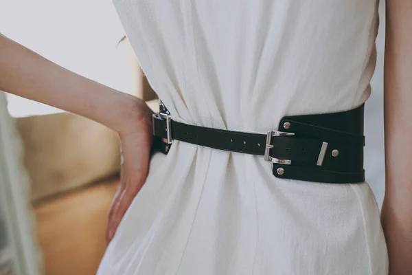 Beyaz Elbiseli Zayıf Bir Kız Siyah Derili Bir Kemer Deniyor — Stok fotoğraf