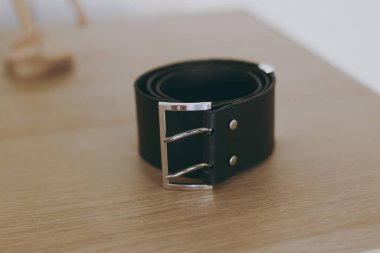 Siyah deri ve gümüş işlemeli şık deri kemer.