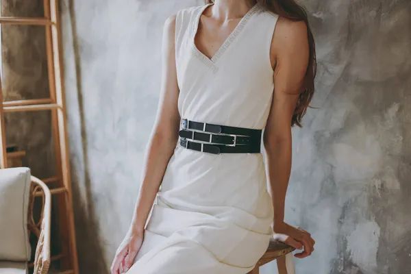 Uma Menina Magro Vestido Branco Tenta Cinto Com Couro Preto — Fotografia de Stock