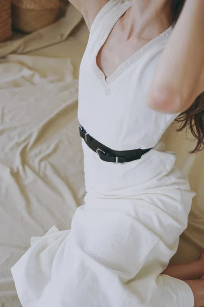 Une Fille Mince Dans Une Robe Blanche Essaie Une Ceinture — Photo