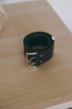 Siyah deri ve gümüş işlemeli şık deri kemer.