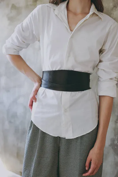 Chica Joven Una Camisa Oficina Blanca Probándose Cinturón Cuero —  Fotos de Stock