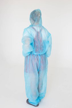 Tek kullanımlık tıp üniforması virüslere ve bakterilere karşı korur.