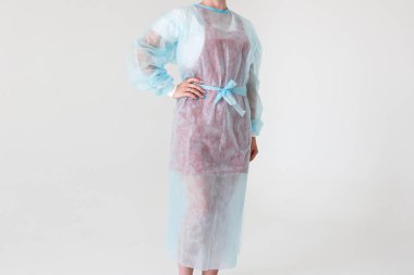 Tek kullanımlık tıp üniforması virüslere ve bakterilere karşı korur.