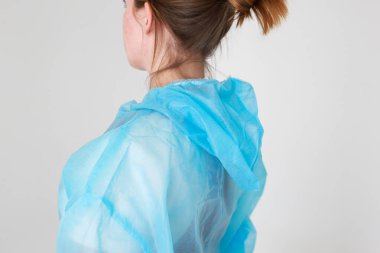 Tek kullanımlık tıp üniforması virüslere ve bakterilere karşı korur.
