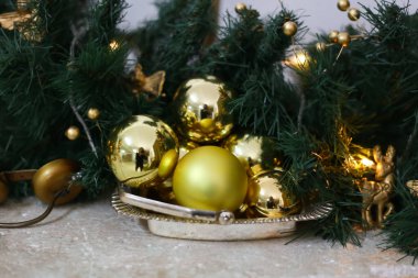 Noel oyuncakları köknara tutunur