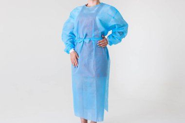 Tek kullanımlık tıp üniforması virüslere ve bakterilere karşı korur.