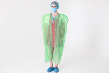 Tek kullanımlık tıp üniforması virüslere ve bakterilere karşı korur.