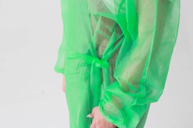 Tek kullanımlık tıp üniforması virüslere ve bakterilere karşı korur.